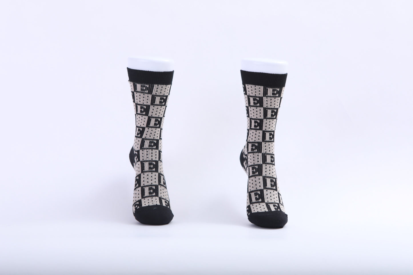 Chaussettes - Carreaux noirs et blancs cassés avec lettre E