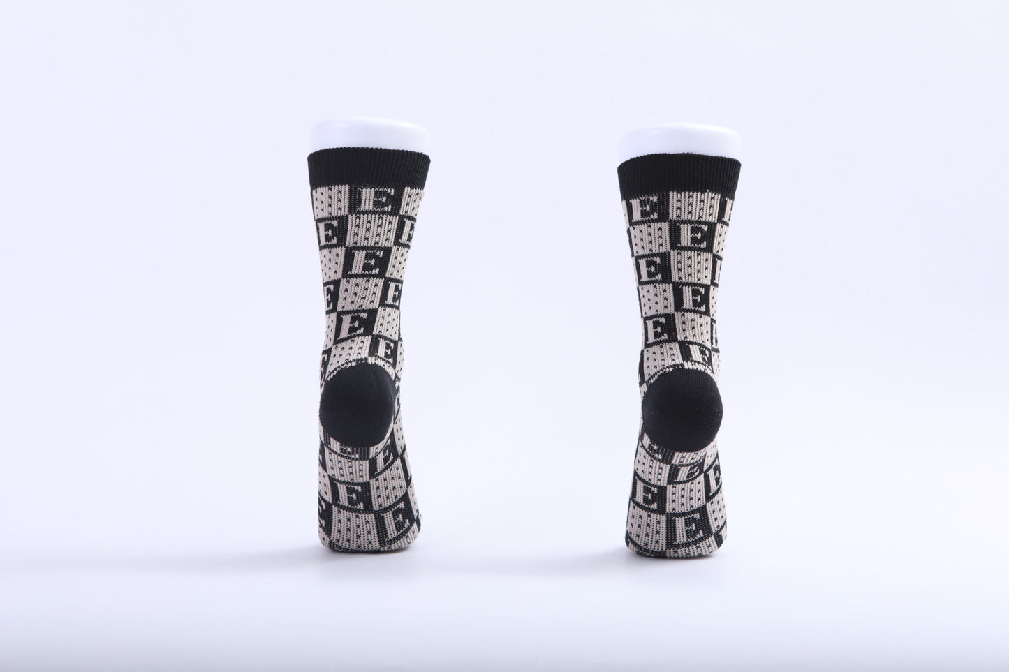 Chaussettes - Carreaux noirs et blancs cassés avec lettre E