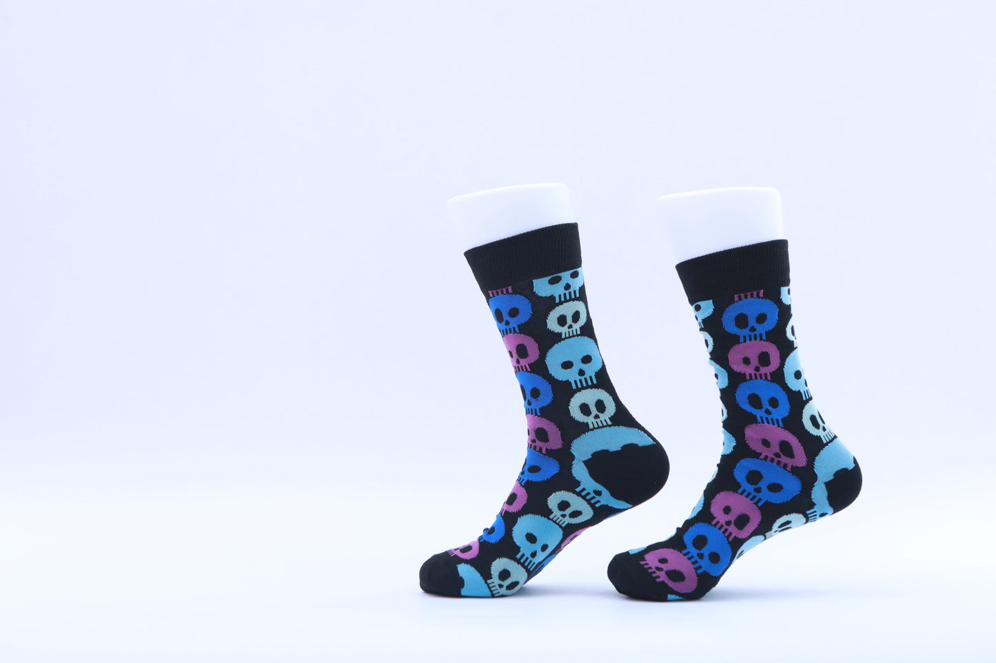 Chaussettes - Crânes - Vert, violet et bleu sous fond noir