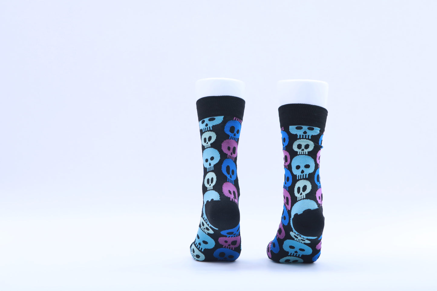 Chaussettes - Crânes - Vert, violet et bleu sous fond noir