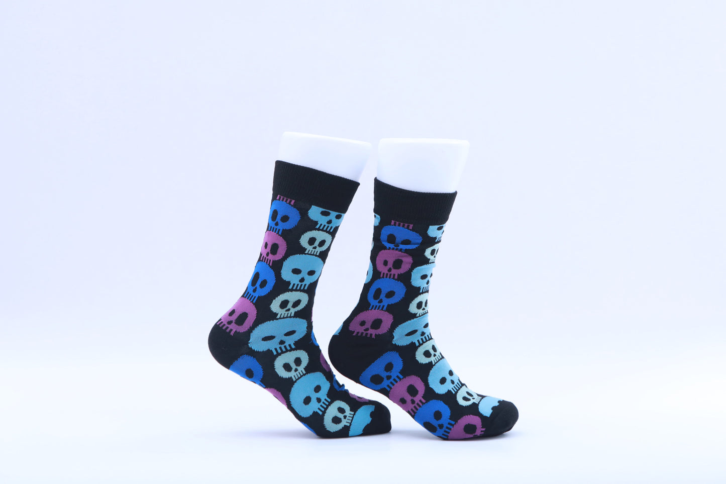 Chaussettes - Crânes - Vert, violet et bleu sous fond noir