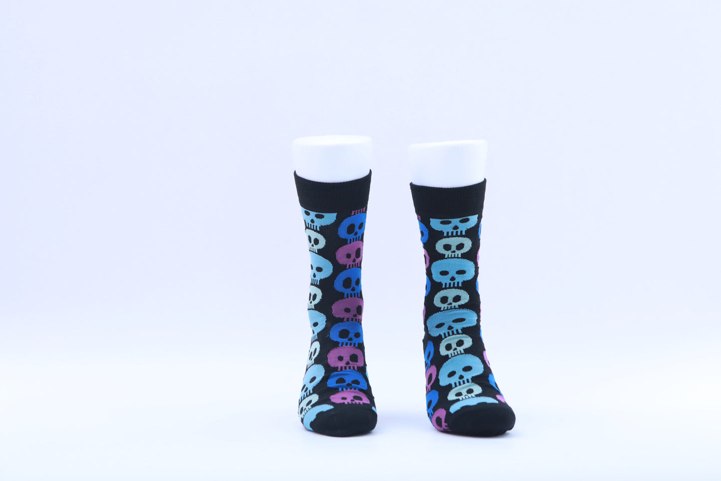 Chaussettes - Crânes - Vert, violet et bleu sous fond noir