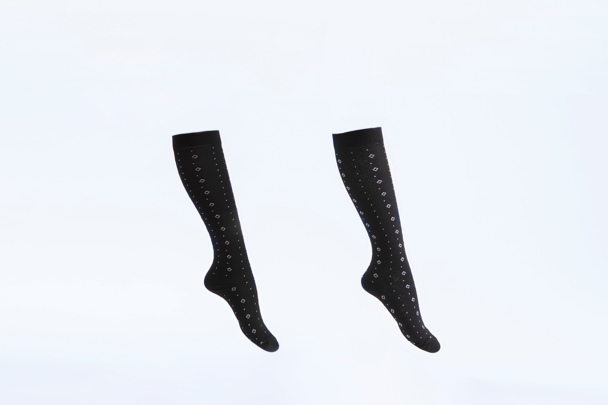 Chaussettes mi-bas - Noires avec points et losanges blancs