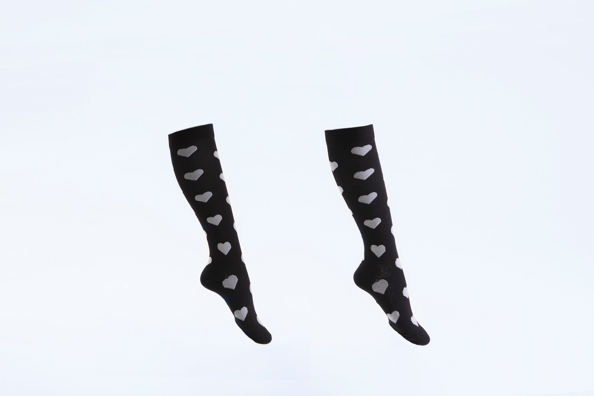 Chaussettes mi-bas - Noire et coeurs blancs